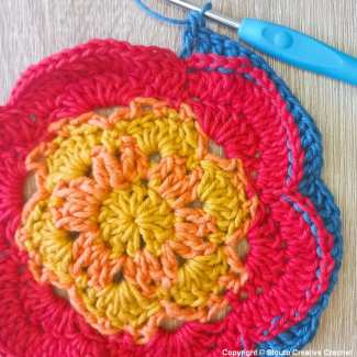 Big Flower Crochet Squares Steps Round 07