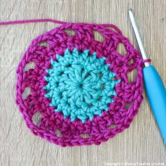 Center stage large flower crochet square pattern round 4