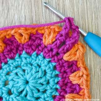 Center stage large flower crochet square pattern round 6