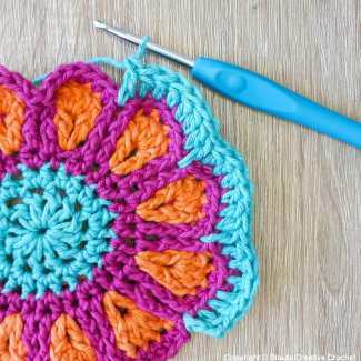Center stage large flower crochet square pattern round 4