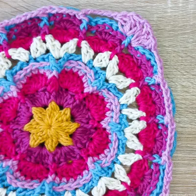 Boxed Flower Squares Crochet Blanket&nbsp;: Square Four Round 10
