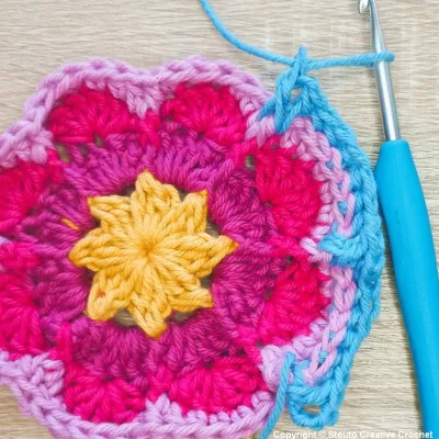 Boxed Flower Squares Crochet Blanket&nbsp;: Square Four Round 5