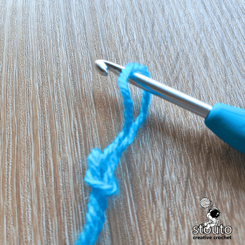 create a crochet slip knot step 3