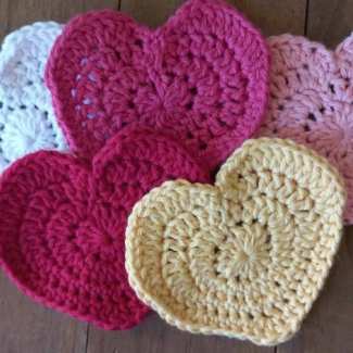 Make small crochet hearts with this free crochet pattern