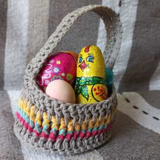 Small Easter treats mini crochet basket free pattern