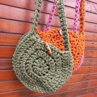 Super easy chunky crochet bag made with tshirt yarn