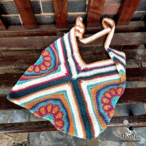 Easy crochet bag pattern make from bold granny flower sqaure
