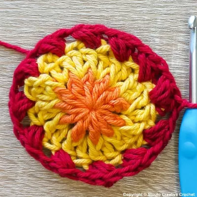 Boxed Flower Squares Crochet Blanket&nbsp;: Square Three&nbsp;: Round 3