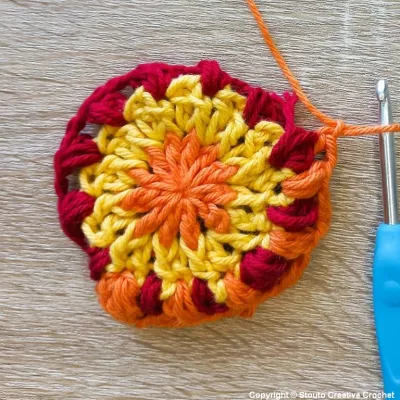 Boxed Flower Squares Crochet Blanket&nbsp;: Square Three&nbsp;: Round 4