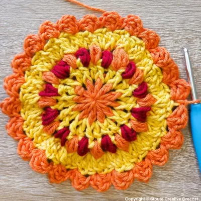 Boxed Flower Squares Crochet Blanket&nbsp;: Square Three&nbsp;: Round 6