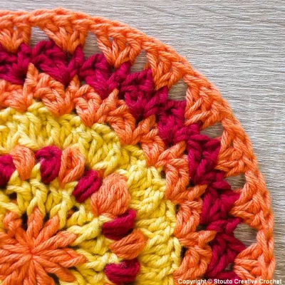 Boxed Flower Squares Crochet Blanket&nbsp;: Square Three&nbsp;: Round 8