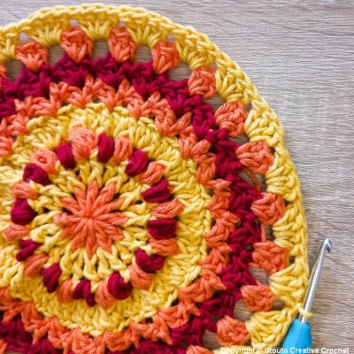 Boxed Flower Squares Crochet Blanket&nbsp;: Square Three&nbsp;: Round 9